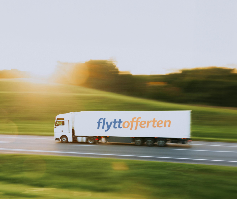 Flyttofferten, stor bil. Lastbil med flyttoffertens logga på väg till uppdrag - Flyttofferten